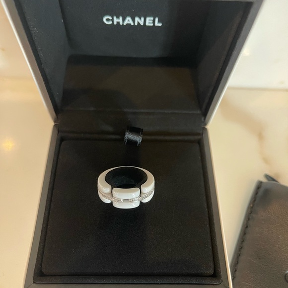 COPY - Chanel Ultra ring in high tech white ceramic and Diamonds - Picture 4 of 6